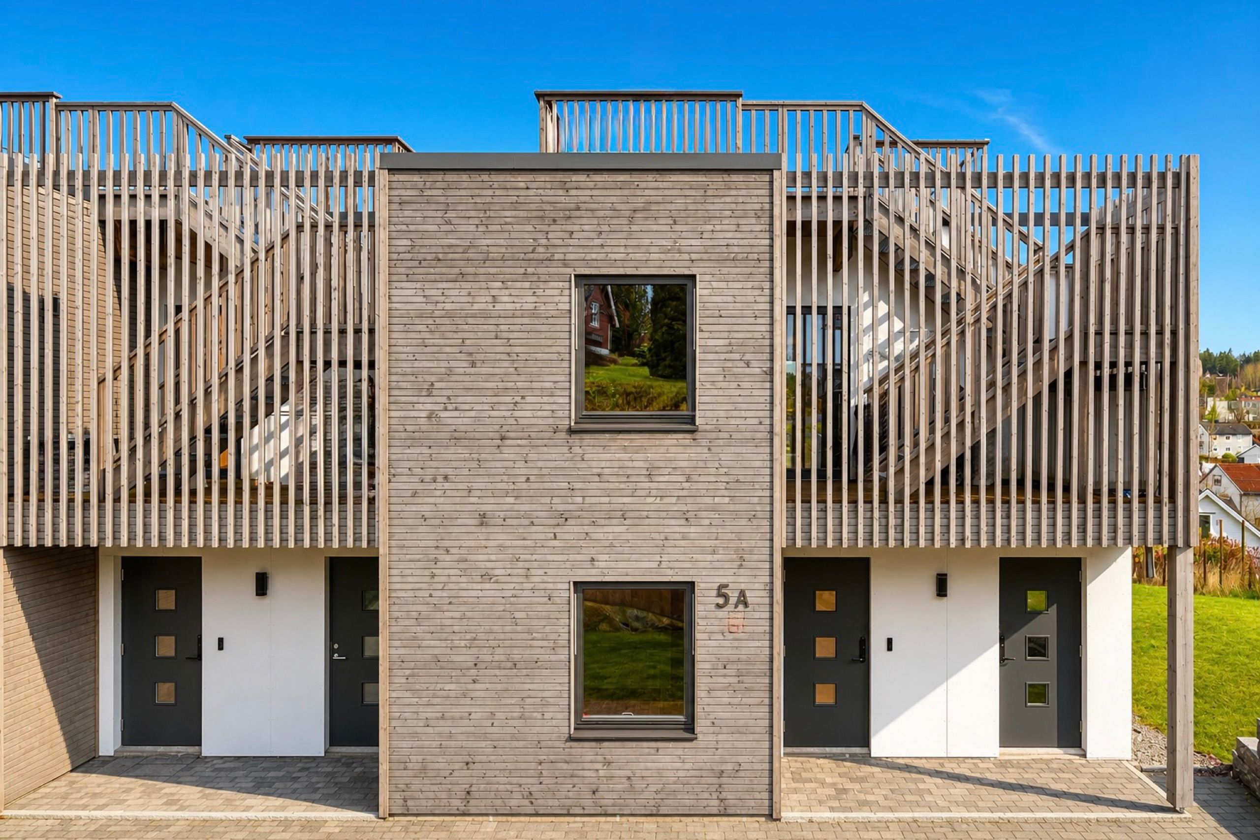 Vestlisvingen 5A — fasade med inngang og takterrasser